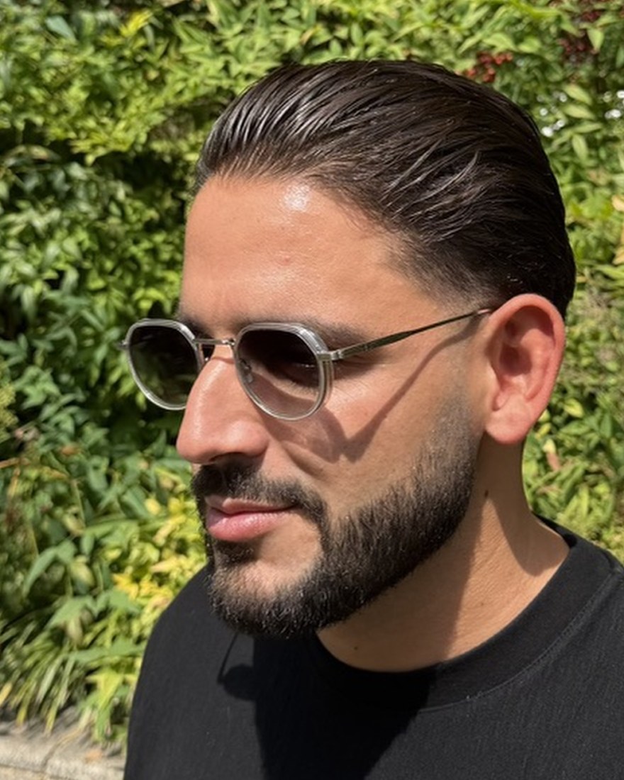 Cheveux plaqués avant le passage au barbier